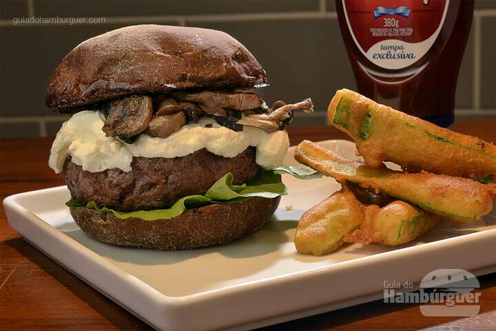 Black & White: Hambúrguer de carne de 200g, rúcula, cream cheese, cogumelos e abobrinha empanada, no pão de hambúrguer preto. - R$ 32 - SP Burger Fest