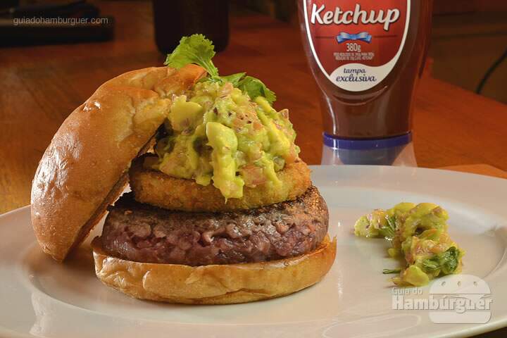Greenator: Hambúrguer Meats, tomate verde empanado e BBQ guacamole, no pão de mandioquinha. -  R$ 33  - SP Burger Fest