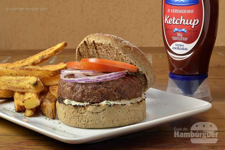 Greek Burger: Hambúrguer de cordeiro com bulgu , molho tzatziki com hortelã, servido no pão de hambúrguer integral. Acompanha batata frita rústica. - R$ 35 - SP Burger Fest