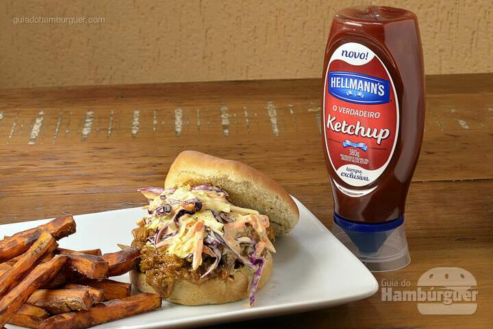 Piggyback Burger: Hambúrguer de paleta suína assado por 5 horas e desfiado, com coleslaw e molho barbecue servido no pão de batata. Acompanha fritas rústicas de batata doce. - R$ 31 - SP Burger Fest