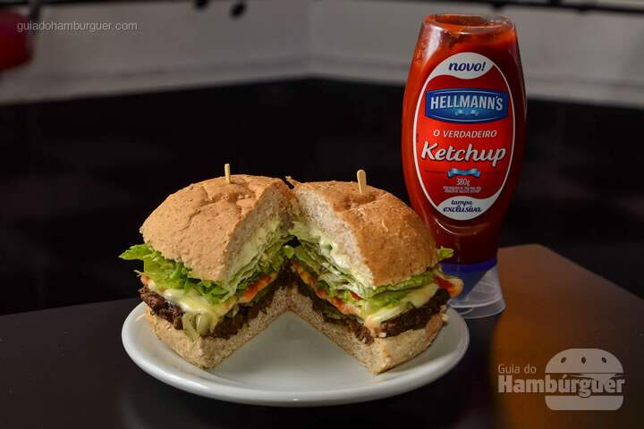 Meatless: Hambúrguer de 100g de proteína de soja texturizada, queijo muçarela, molho overdose, tomate, picles e alface americana, no pão de hambúrguer integral. - R$ 18 - SP Burger Fest