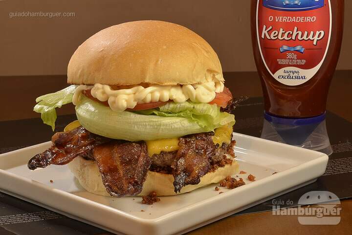 Duplo Bacon Salada: Hambúrguer de Wagyu com 220g, queijo reino, bacon crispy, bacon caramelizado, alface, tomate, maionese Hellmann's clássica, no pão tradicional. - R$ 25 - Sp Burger Fest