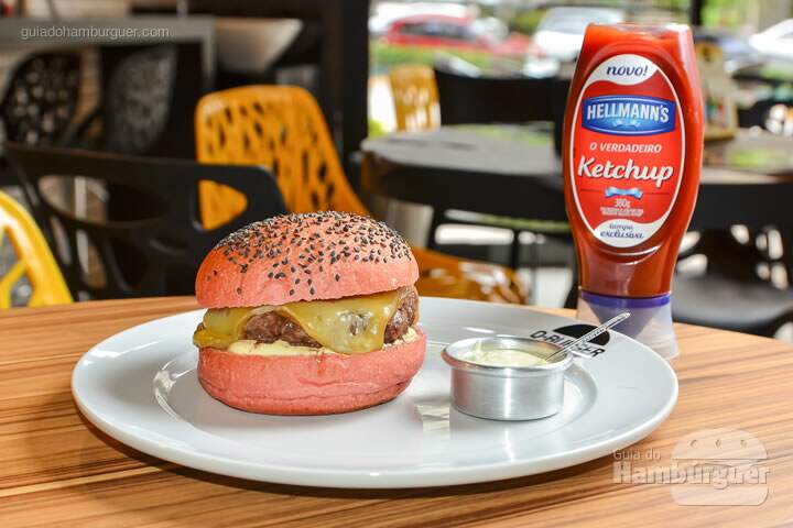 Q-burger X Beer: Suculento hambúrguer no pão de beterraba com queijo Braukäse (queijo de massa semi-cozinha e casca alaranjada com leve sabor de cerveja) e molho jalapenõ, servido com maionese da casa. - R$ 25,90 - SP Burger Fest