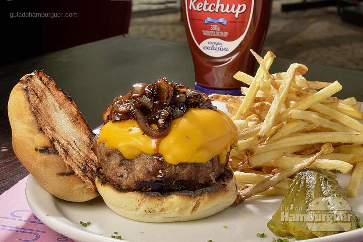 Django : Hambúrguer de costela suína, coberta com queijo cheddar, cebola caramelada e acompanhado de finas e crocantes batatas fritas. - R$ 40 - SP Burger Fest