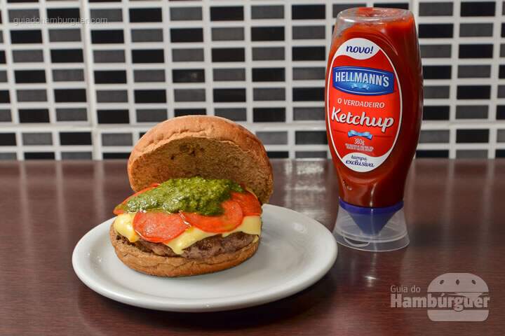 Pesto Burger: Hambúrguer de carne bovina, queijo minas padrão, rodelas de pepperoni, molho pesto, no pão de hambúrguer tipo australiano. - R$ 27,90 - SP Burger Fest