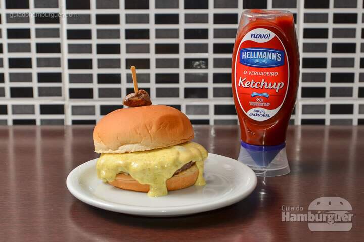 Viking Burger: Hambúrguer rústico de coração de galinha, queijo minas padrão, maionese suave de curry, no pão de hambúrguer. - R$ 28,90 - SP Burger Fest
