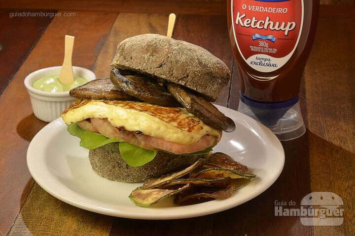 Bicho Grilo: Hambúrguer vegetariano, com shitake, queijo minas, tomate e rúcula, no pão australiano. - R$ 30 - SP Burger Fest