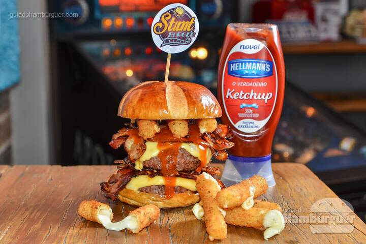 Houston (we have a problem): : 2 hambúrgueres de 120g, bacon caramelizado, sticks de muçarela e barbecue de goiaba a base Ketchup Hellmann's. no pão de brioche. - R$ 29 - SP Burger Fest