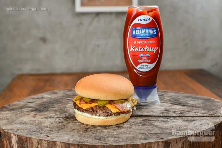 Mavericks: Hambúrguer de Wangus Beef de 150g, 2 fatias de queijo cheddar, bacon, maionese de alho e picles. - R$ 31,99 - SP Burger Fest