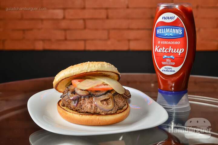 The Boss: Hambúrguer de Angus de 200g com flocos de bacon crocante e recheado com queijo prato, cebola roxa grelhada, picles e tomate. - R$ 29,90 - SP Burger Fest