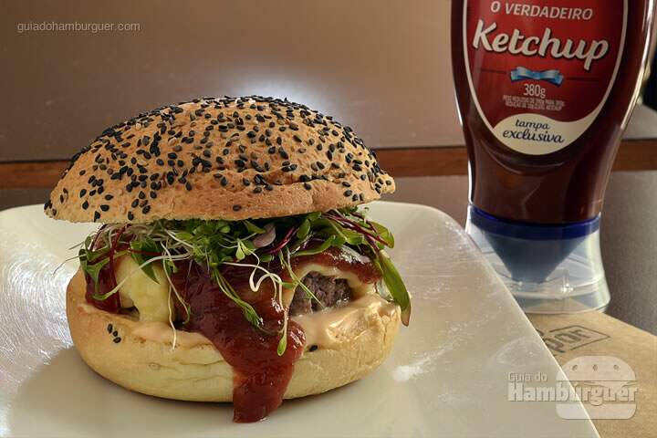 Golda Burger: Hambúrguer de filé mignon suíno, coberto com queijo gouda fundido no vapor, salada de brotos de legumes e ketchup de maçã. Acompanha maionese defumada Hellmann's. - R$ 26 - SP Burger Fest