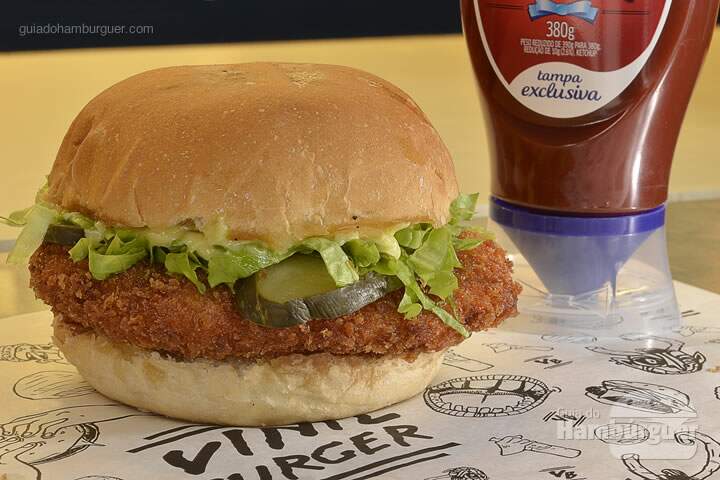 The Chicken One: Pão de hambúrguer, frango empanado, molho especial, pickles e alface, - R$ 20 - SP Burger Fest