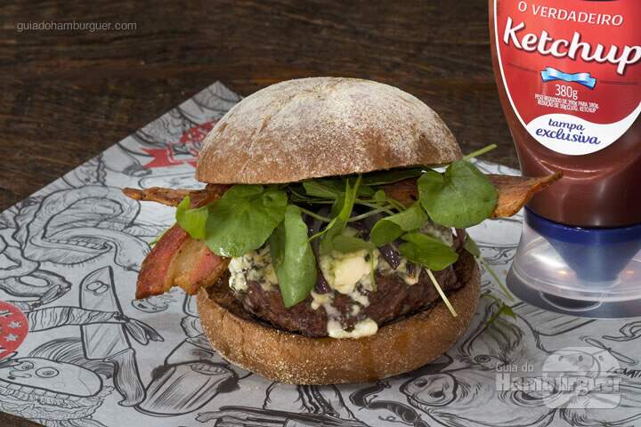 Kill Bill: Hambúrguer de 220g, blue cheese, cebola roxa caramelizasa, bacon de costela e mini agrião, no pão australiano. Maionese caseira à parte – R$ 30,80