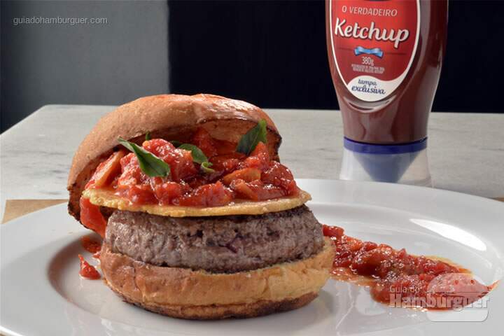 Eat meats, mario! Pão de mandioquinha, hambúrguer de 180g, disco de parmesão crocante e o melhor molho de tomate da vida. – R$ 32