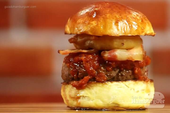 Receita de hambúrguer com bacon crocante, onion rings e ketchup caseiro