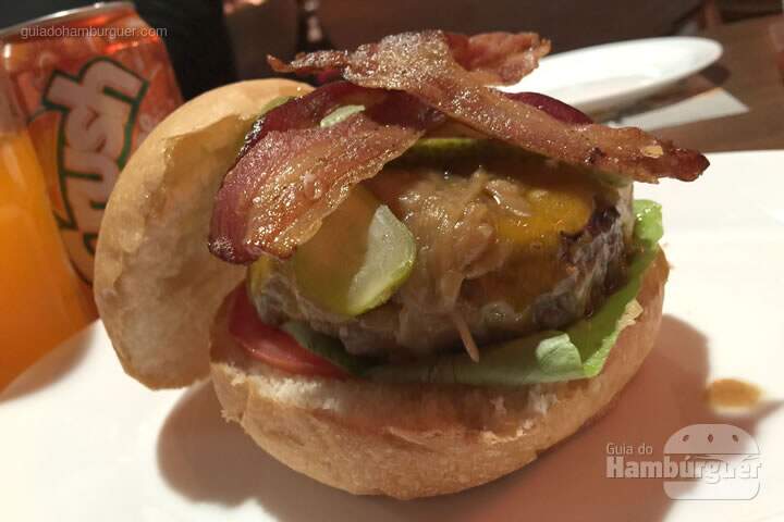 Bronx Burger, hambúrguer de 180g, cheddar inglês, cebola caramelizada, bacon, picles, tomate e alface por R$ 27,99