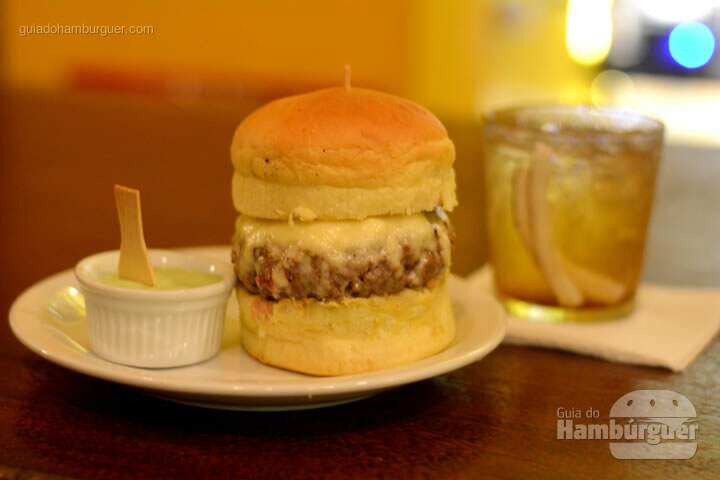 Simplão, Hambúrguer, queijo serra da canastra no pão e maionese à parte - AÉ Sagarana 4x4