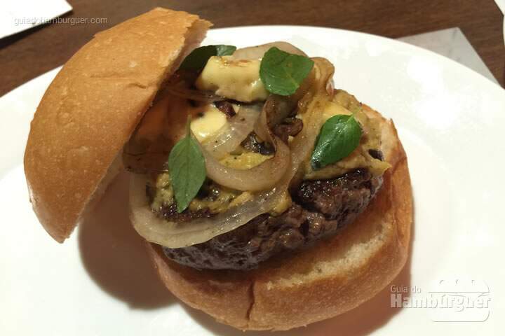 Blue Burger, hambúrguer de 180g, gorgonzola, pasta de alcachofra, cebola grelhada e manjericão por R$ 27,99