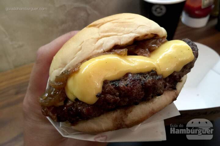Cheeseburger com cebola caramelizada - Pão com carne hamburgueria artesanal