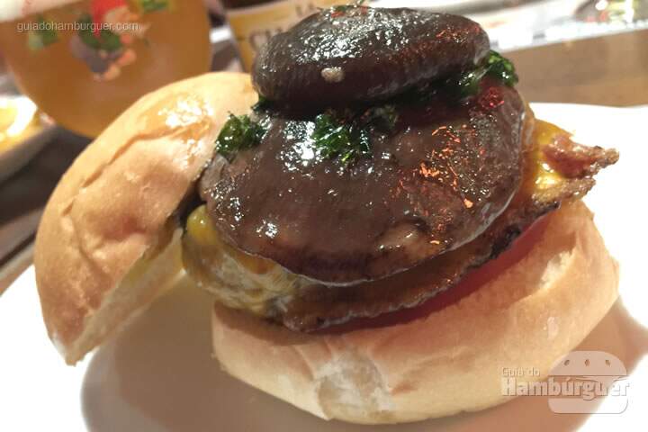 Osaka Burger, hambúrguer de 180g,cheddar ingl6es, cogumelos salteados com mel e shoyu, tomate e maionese de alho negro por R$ 33,99