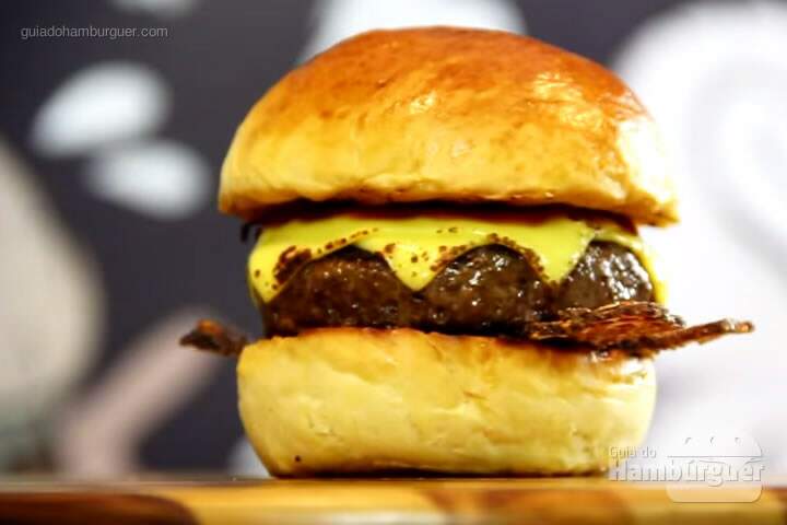 A receita completa do Da Hora Burger leva pão brioche, bacon crocante com castanha de caju, queijo prato e barbecue picante.