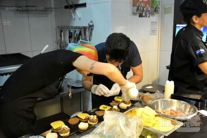 Aritana e Fernando na montagem - The Burger Battle  no Roncador Hamburgueria