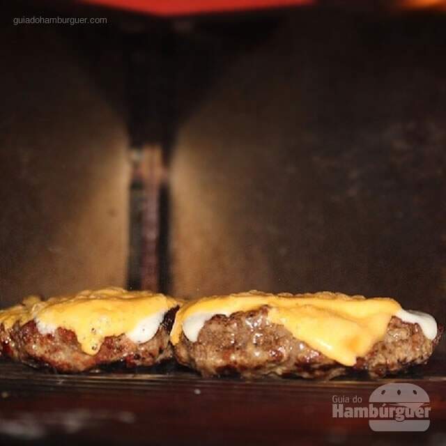 Derretendo o queijo - Burger Joint NY