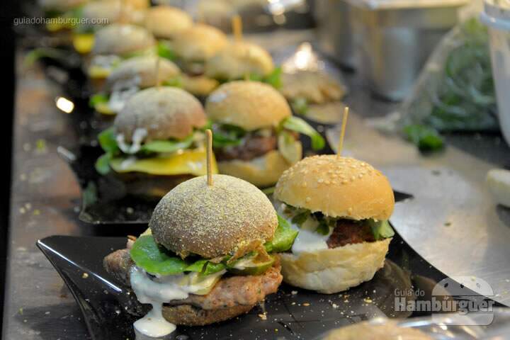 Mini burgers a postos - The Burger Battle  no Roncador Hamburgueria
