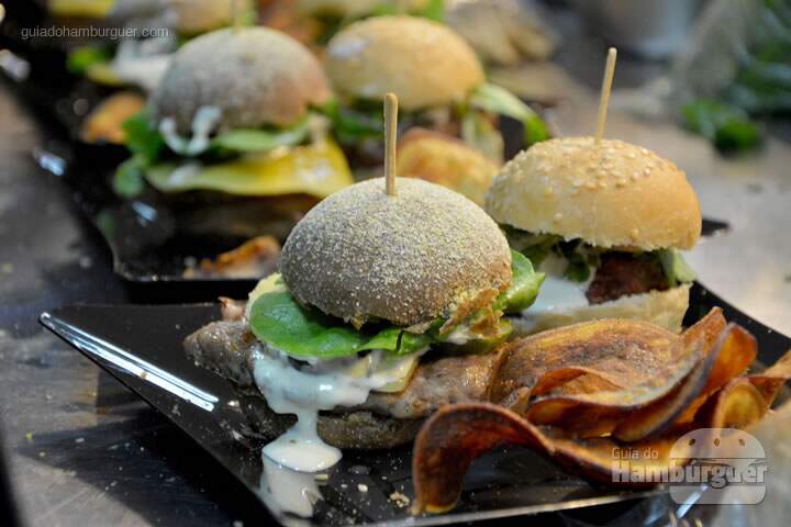 Mini burgers em detalhe - The Burger Battle  no Roncador Hamburgueria