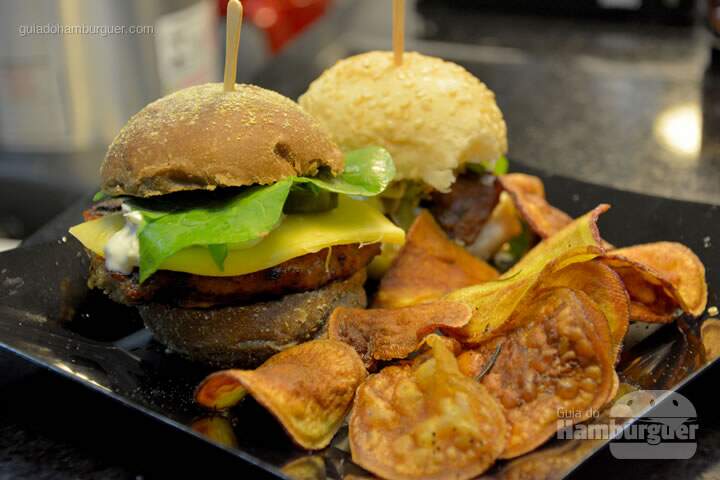 Kit com mini burgers e fritas - The Burger Battle  no Roncador Hamburgueria