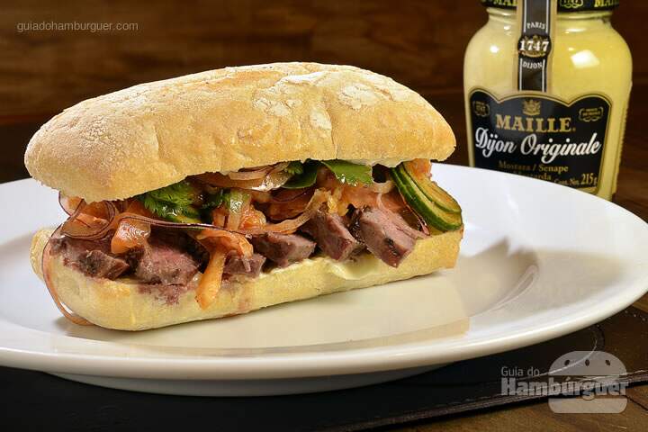 Steak Sandwich: Coxão duro de Angus Australiano, vinagrete de kimchi, aioli e coentro, em delicioso pão de ciabatta por R$ 25 - 5º Sanduweek
