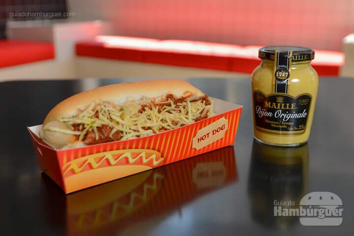 Vegano  Louco: Pão de hot dog, duas salsichas vegetal defumadas, carne louca vegetal ao molho de tomate, molho chilli vegano e batata palha por R$ 15 - 5º Sanduweek