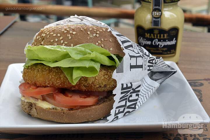 Burger de Siri:  Hambúrguer de siri, tomate fresco, alface acompanhado de molho tártaro, no pão preto com gergelim por R$ 32 - 5º Sanduweek
