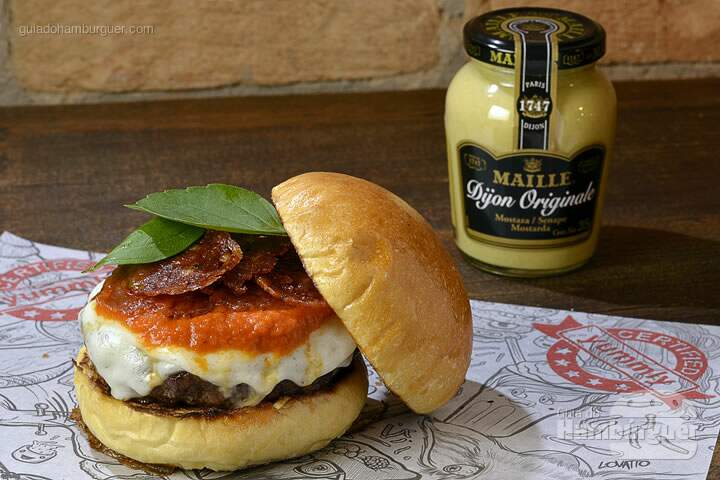 Corleone: Burger de 220g, muçarela de búfala, molho de tomate caseiro, pepperoni Pirineus e manjericão fresco no pão brioche por R$ 34,80 - 5º Sanduweek