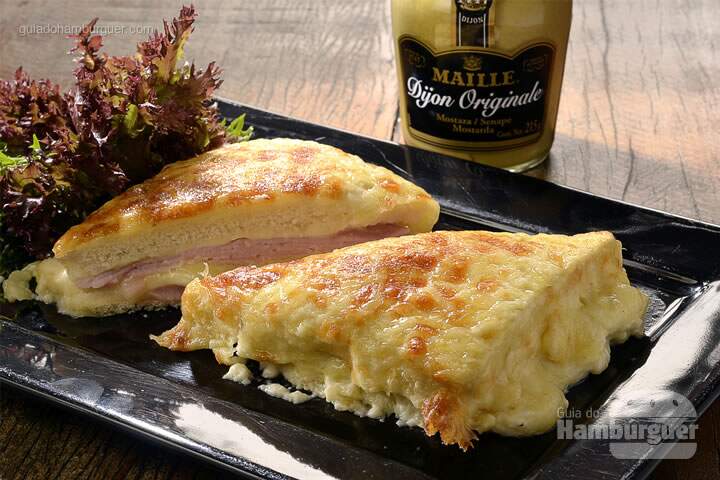 Croque Monsieur: Sanduíche gratinado, recheado com variação de queijos, presunto e molho bechamel por R$ 15 - Sanduweek