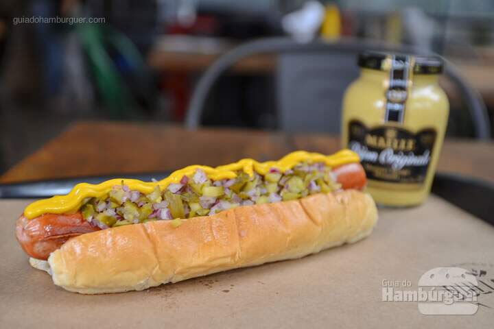 Mister Frankfurt: Pão de hot-dog, salsicha Frankfurt, creme de mostarda Dijon Maille, pickles e cebola desidratada por R$ 15 - 5º Sanduweek