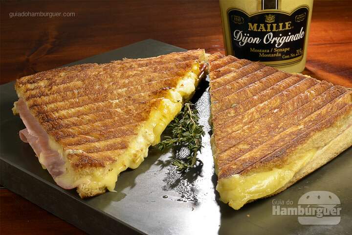 Tostex Mistex: Pão de forma tostadinho com manteiga, mostarda Dijon Maille, requeijão, presunto e queijo gruyère por R$ 15 - 5º Sanduweek