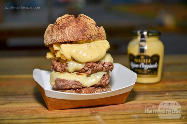 Fullhouse:  Dois hambúrgueres artesanais de 150g, queijo emmental, maionese de mostarda Dijon Maille e batatas fritas no pão australiano por R$ 30 - 5º Sanduweek