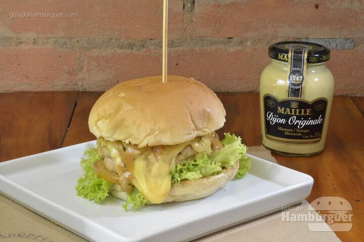 Tweedy Burger: Hambúrguer de frango feito na casa, queijo prato, alface, tomate e o exclusivo molho Meat, no pão de hambúrguer tradicional por R$ 15 - 5º Sanduweek