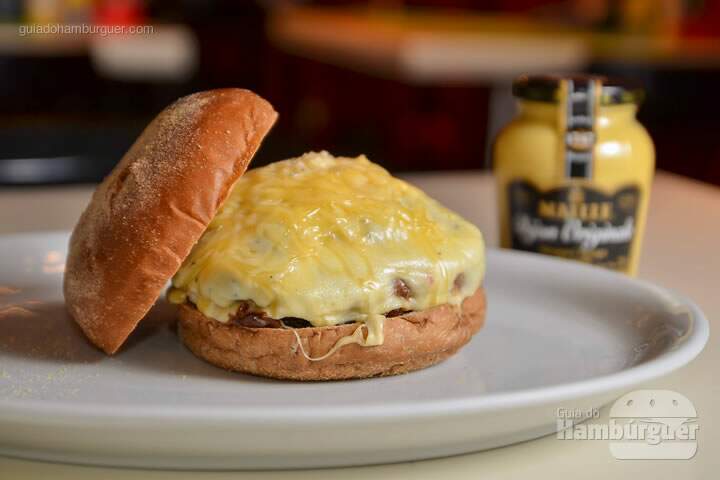 The Original Week: Sensacional hambúrger de costela bovina angus de 210g, combinação de queijos gorgonzola, muçarela e parmesão , cebolas caramelizadas, no legítimo pão australiano por R$ 32 - 5º Sanduweek
