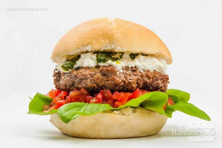 PADDOCK hambúrguer: Hambúrguer , rúcula, tomate concassê, queijo cottage e molho pesto servido em pão crocante especial da casa
