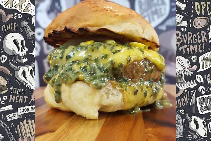 O Popeye Burger é montado no pão brioche com um hambúrguer, queijo prato, creme de espinafre com milho e gema de ovo mole