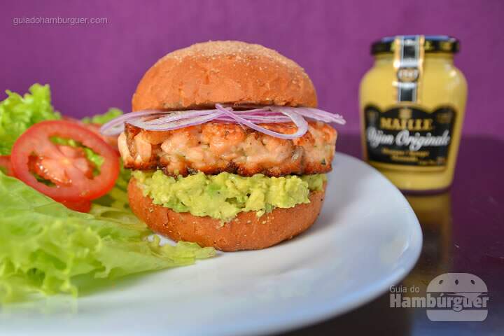 Fresh Salmon Burger: Suculento hambúrguer de salmão temperado com mostarda Dijon Maille e ervas aromáticas servido com guacamole e cebola roxa no pão integral por R$ 31 - 5º Sanduweek