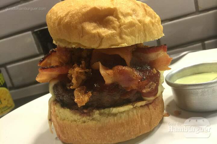 Q-Burger Barbe Jack, hambúrguer com queijo emental, molho barbecue com whisky Jack Daniel's e crispies de cebola por R$ 24,90 - Q-Burger