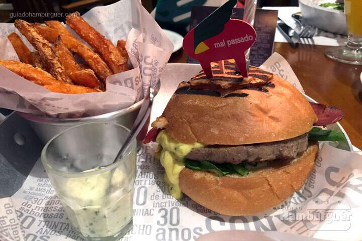 CARBONARA BURGER: Hambúrguer de 150g, molho carbonara, chips de presunto parma, rúcula e maionese de salsinha no pão de hambúrguer - 30 anos de Restaurante America