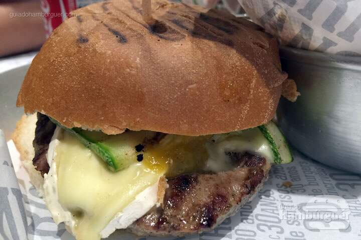 BRIE & ZUCCHINI: Hambúrguer de 150g, queijo brie, abobrinhas grelhadas, chutney de manga e maionese de salsinha no pão de hambúrguer - 30 anos de Restaurante America