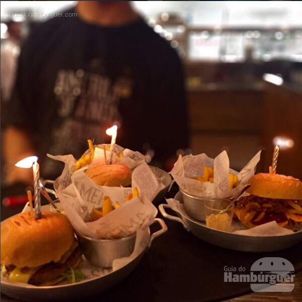 Hambúrguer servidos com velinha de aniversário - 30 anos de Restaurante America