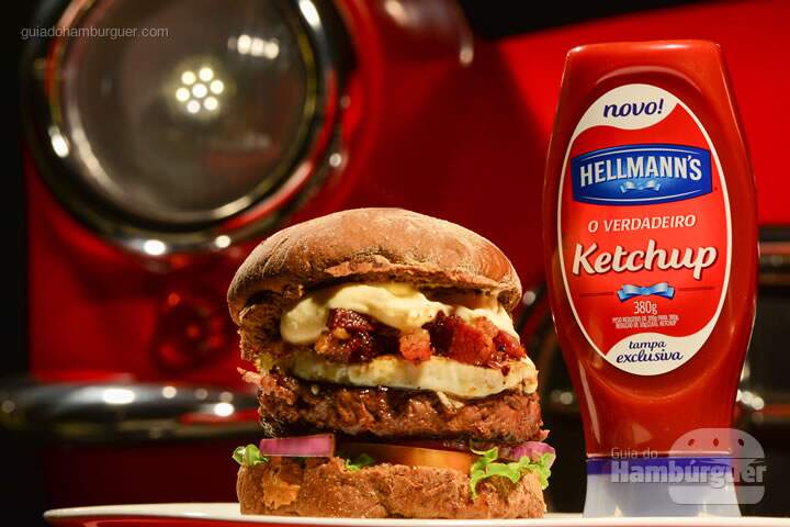 Juscelino Kubitschek (R$ 22,00): Pão australiano, burger de 160 g de costela bovina,   queijo gruyère, bacon, ovo frito, cebola roxa crua e salada. Acompanha batata frita. - Burger Fest Vitória
