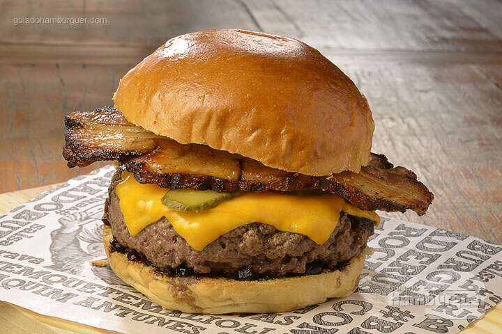 Black Angus Blend R$ 38,00 Hambúrguer de 200g de black angus blend, cheddar, pickles, pancetta e alioli verde. Acompanha batatas fritas. - SP Burger Fest