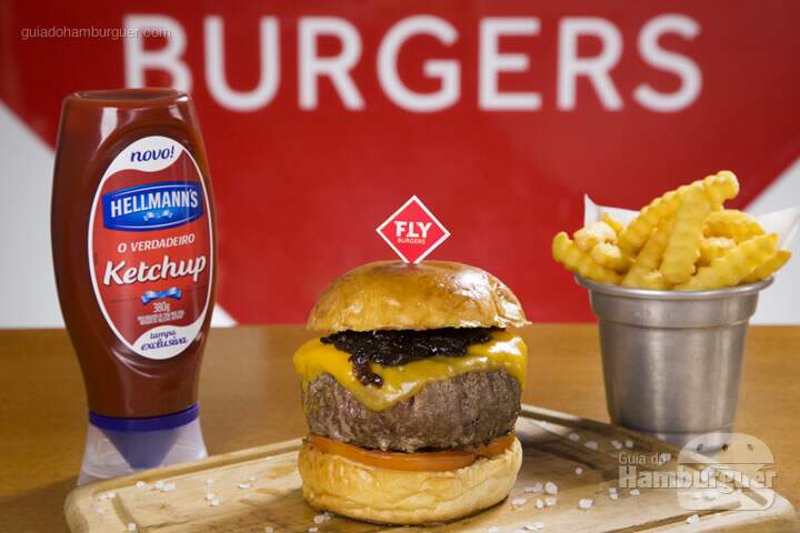 Black Angus Burger R$ 32,00 Suculento hambúrguer de 320g de carne de Black Angus certificada, duplo queijo prato, cebola caramelizada e tomate fresquinho, servido no saboroso pão de hambúrguer da casa. - SP Burger Fest